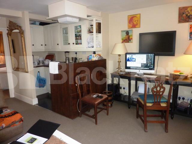 			MINS TO PORTOBELLO ROAD MARKETED!, 2 Bedroom, 1 bath, 1 reception Flat			 Oxford Gardens, LADBROKE GROVE